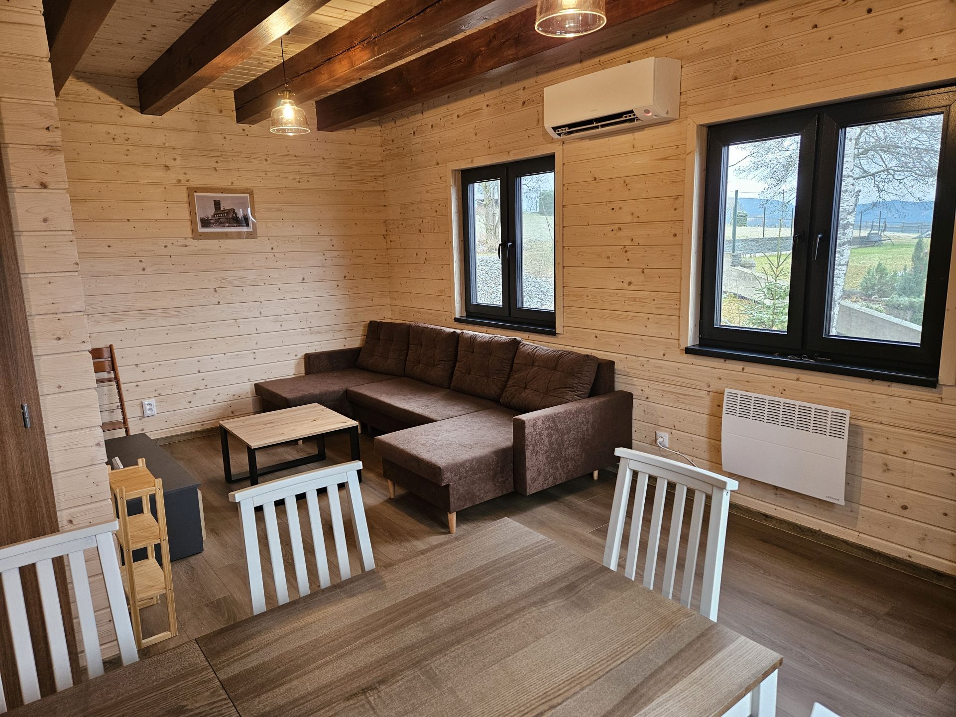 Obývací prostor s trámovým stropem